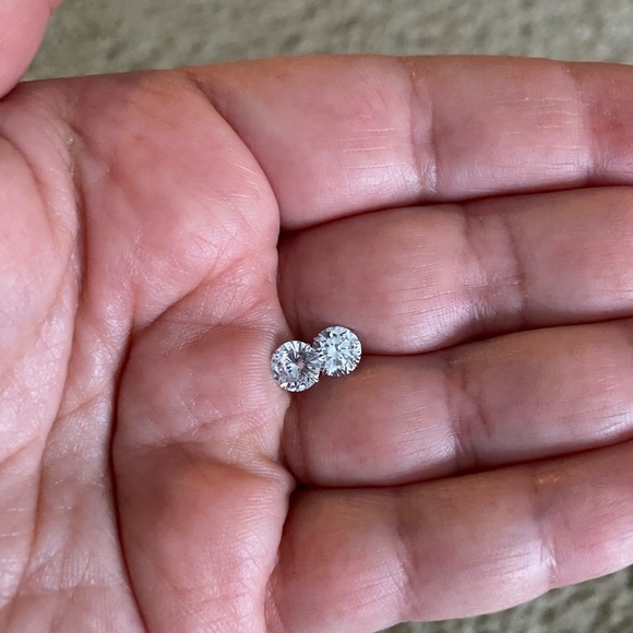 14K white gold stud simulated diamond earrings - Picture 4 of 8